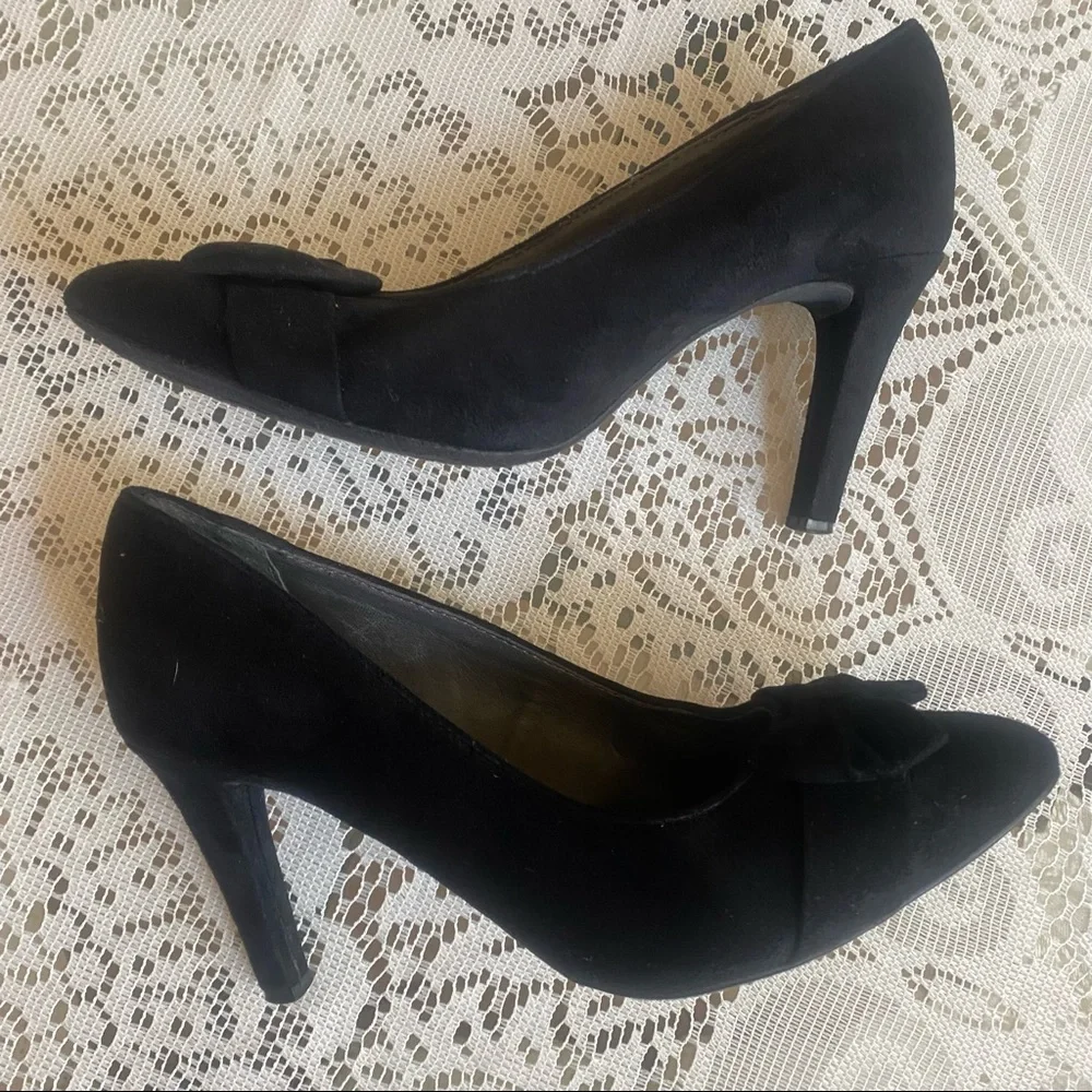 Rialto suede like heels with bow EUC